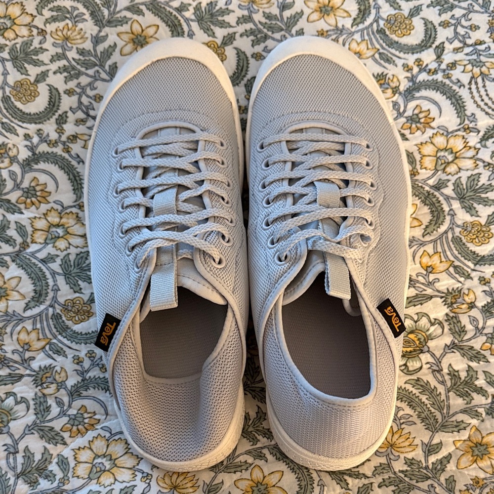 Teva Light Gray Sneakers

Collapsing heal —NWOT